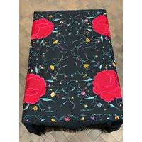 Mantón negro flores rojas