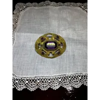 BROCHE DE BRONCE Y PIEDRA AMATISTA MORADA