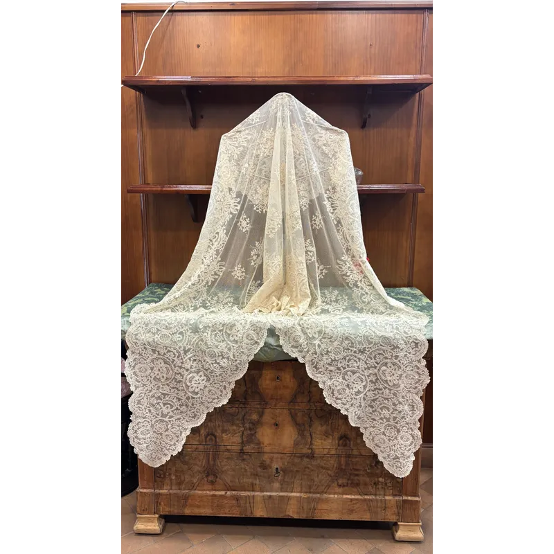 MANTILLA DUQUESA