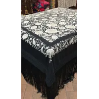 Mantón negro flores blancas