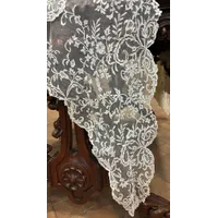 MANTILLA DE TRES PICOS BEIGE DE CARRICKMACROSS