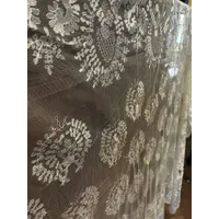MANTILLA BEIGE ANTIGUA BORDADA A MANO