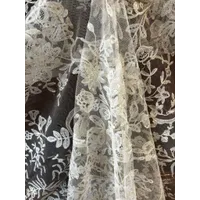 MANTILLA BEIGE TRES PICOS DE BRUSELAS ANTIGUA