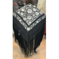 Mantón negro flores blancas
