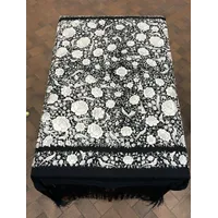 Mantón negro flores blancas