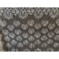 MANTILLA BEIGE ANTIGUA BORDADA A MANO
