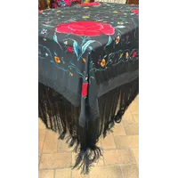 Mantón negro flores rojas