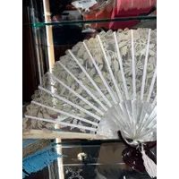 ABANICO DE NACAR Y ENCAJES