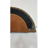 ABANICO NEGRO DETALLES DORADOS