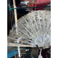ABANICO DE NACAR Y ENCAJES