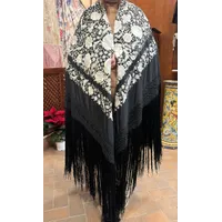 Mantón negro flores blancas