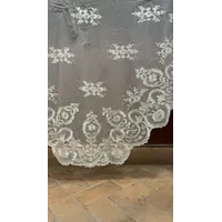 MANTILLA DE TRES PICOS BEIGE A MANO