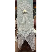 MANTILLA DE TRES PICOS BEIGE DE CARRICKMACROSS